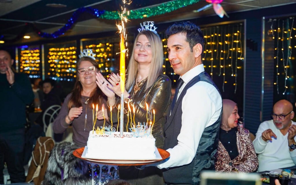 BIRTHDAY PRİVATE TABLE WİTH CAKE AND SONG 1