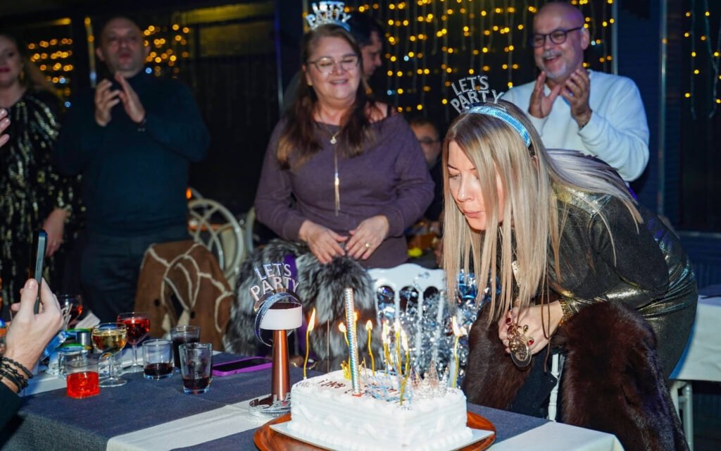 BIRTHDAY PRİVATE TABLE WİTH CAKE AND SONG 3