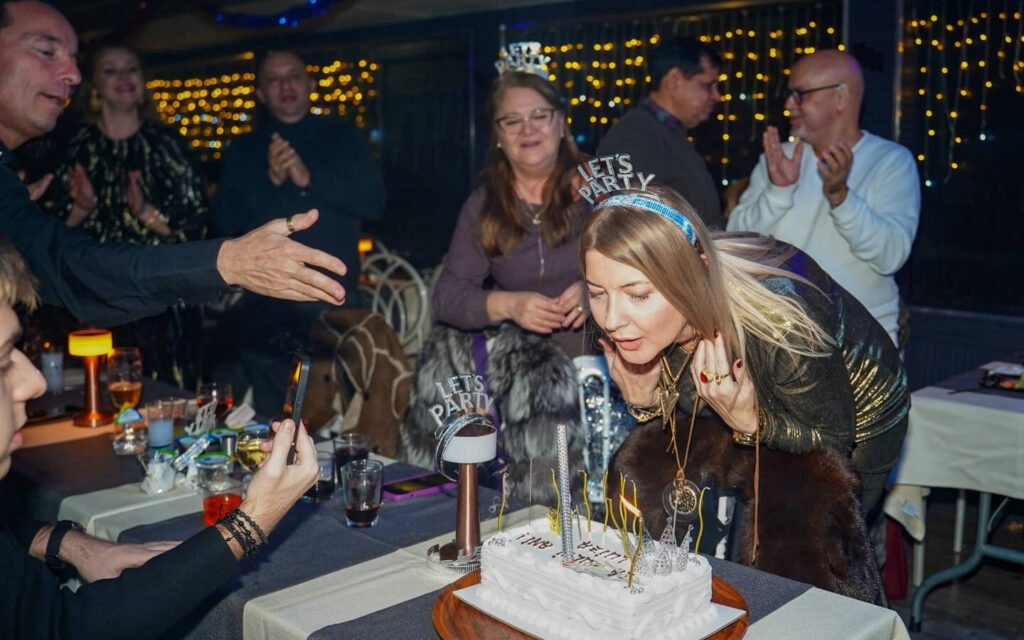 BIRTHDAY PRİVATE TABLE WİTH CAKE AND SONG 4